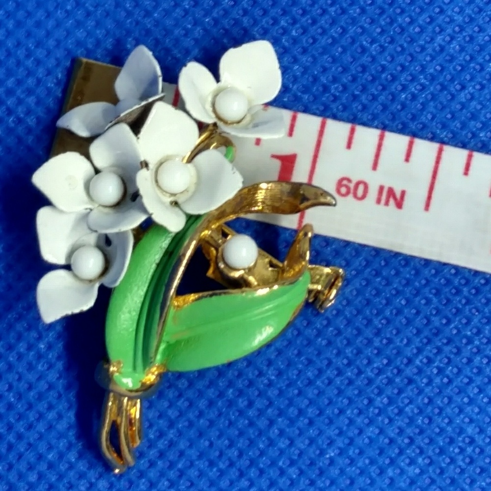 Darling vintage floral brooch white flowers - Picture 7 of 7